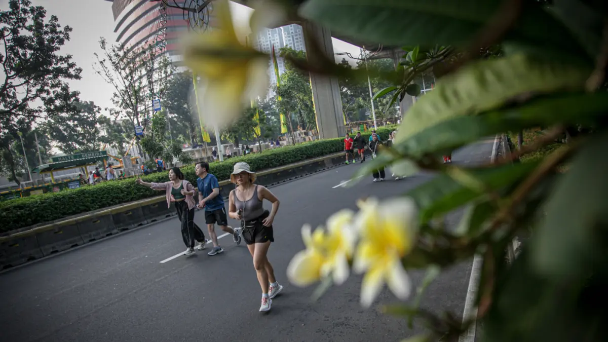 Sejumlah warga berolahraga pagi di ruas jalan Rasuna Sadi, Jakarta, Minggu (10/05/2026). (Hanung Hambara/Jawa Pos)