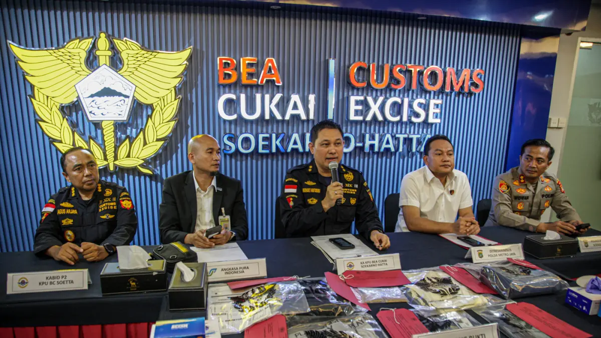 Kepala Bea Cukai Soekarno-Hatta Hengky Tomuan Parlindungan (tenga) memimpin rilis penyelundupan emas di Kantor Bea Cukai Bandara Soekarno-Hatta, Tangerang, Senin (11/05/2026). (Hanung Hambara/Jawa Pos)