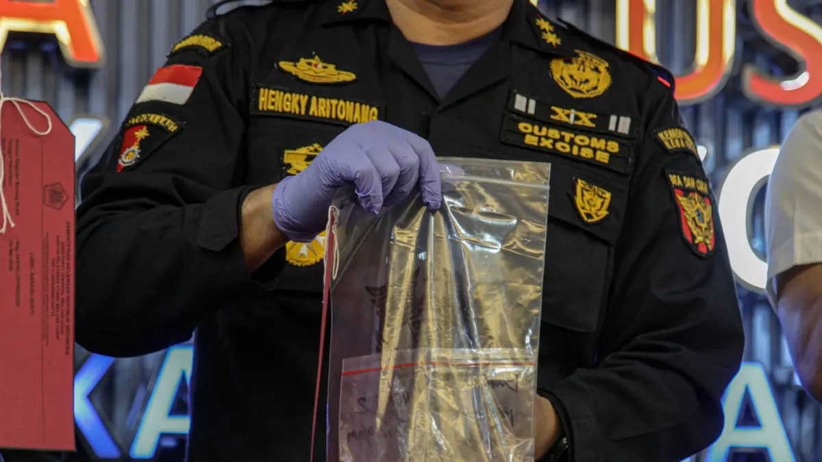 Petugas menunjukan modus penyelundupan saat rilis penyelundupan emas di Kantor Bea Cukai Bandara Soekarno-Hatta, Tangerang, Senin (11/05/2026). (Hanung Hambara/Jawa Pos)