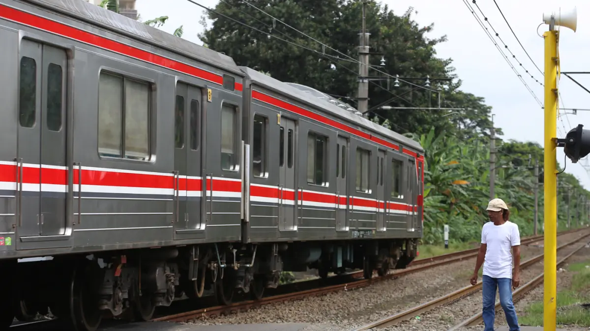 Rangkaian KRL Commuter Line melintas di Perlintasan Sebidang Kawasan Kebayoran Lama, Jakarta Selatan. (Dery Ridwansah/ JawaPos.com)