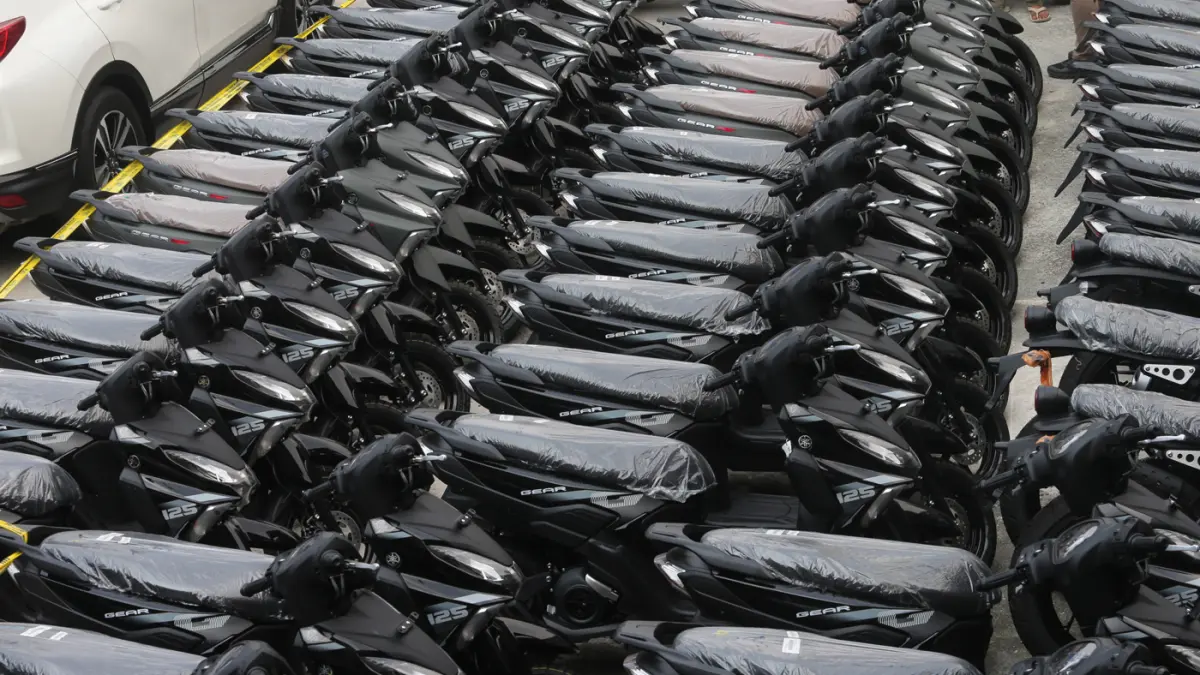 Sejumlah kendaraan sepeda motor bodong di sebuah gudang di wilayah Kemandoran VIII, Jakarta Pusat, Senin (11/5/2026). (Dery Ridwansah/ JawaPos.com)