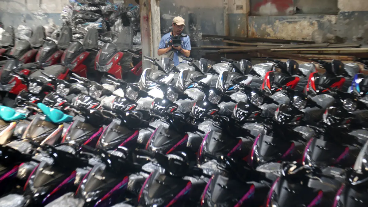 Sejumlah kendaraan sepeda motor bodong di sebuah gudang di wilayah Kemandoran VIII, Jakarta Pusat, Senin (11/5/2026). (Dery Ridwansah/ JawaPos.com)