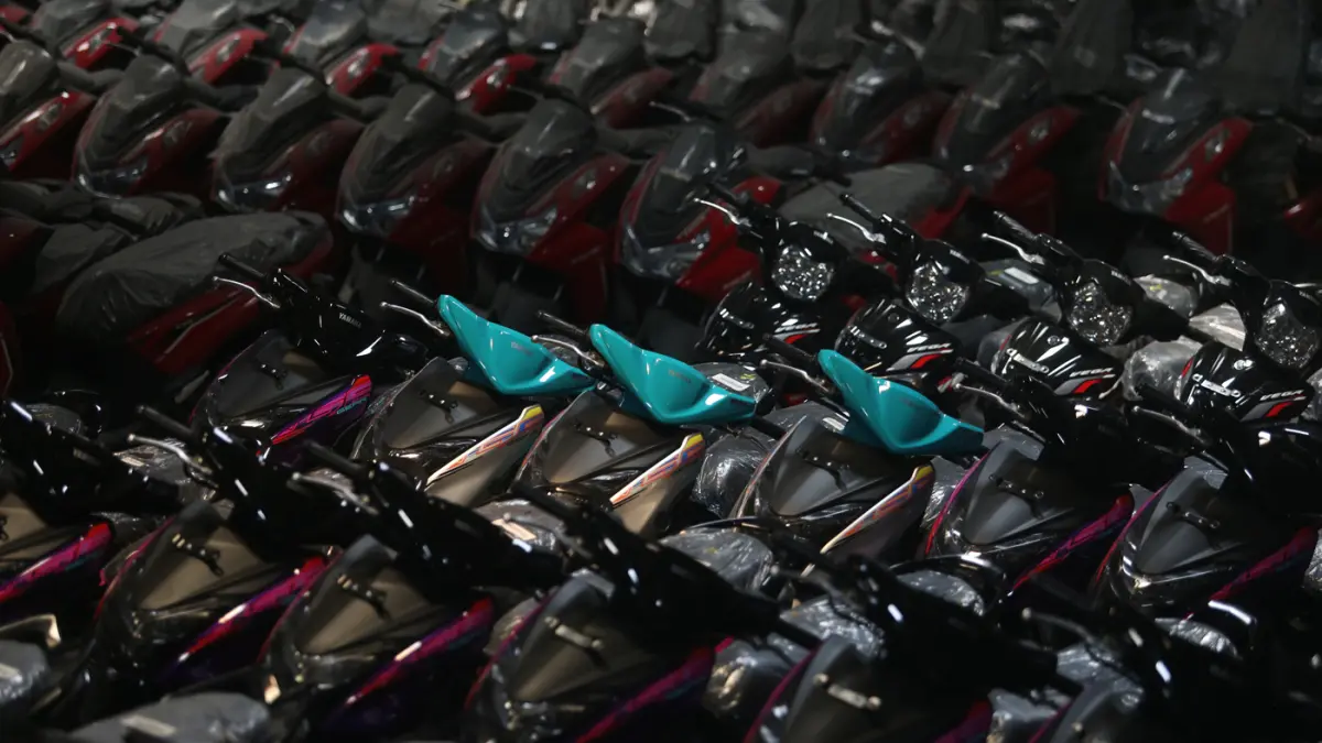 Sejumlah kendaraan sepeda motor bodong di sebuah gudang di wilayah Kemandoran VIII, Jakarta Pusat, Senin (11/5/2026). (Dery Ridwansah/ JawaPos.com)