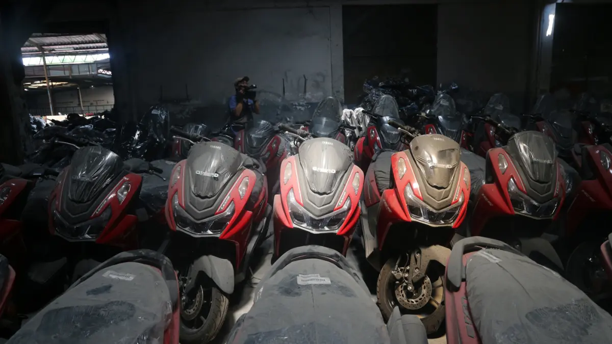 Sejumlah kendaraan sepeda motor bodong di sebuah gudang di wilayah Kemandoran VIII, Jakarta Pusat, Senin (11/5/2026). (Dery Ridwansah/ JawaPos.com)