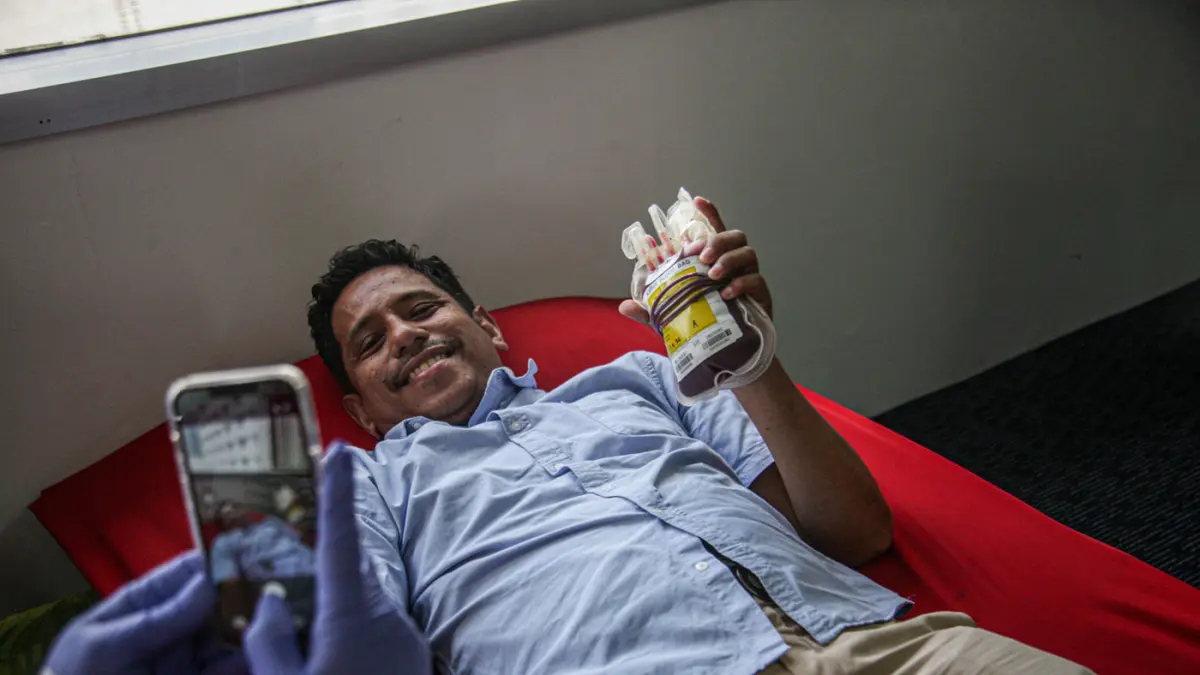 Suasana peserta melakukan donor darah di kantor Cermati Finteh Grup di Jakarta, Senin (11/05/2025). (Hanung Hamba/Jawa Pos)