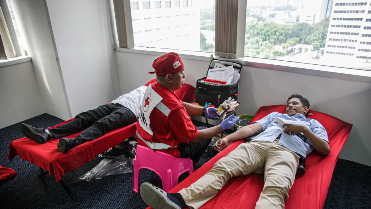 Suasana peserta melakukan donor darah di kantor Cermati Finteh Grup di Jakarta, Senin (11/05/2025). (Hanung Hamba/Jawa Pos)