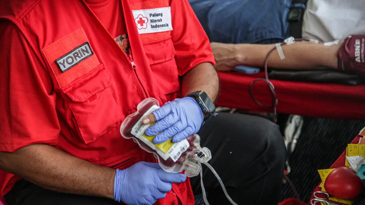 Suasana peserta melakukan donor darah di kantor Cermati Finteh Grup di Jakarta, Senin (11/05/2025). (Hanung Hamba/Jawa Pos)