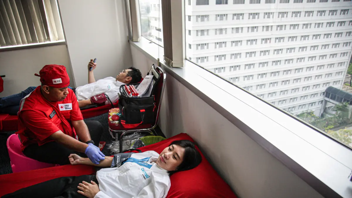 Suasana peserta melakukan donor darah di kantor Cermati Finteh Grup di Jakarta, Senin (11/05/2025). (Hanung Hamba/Jawa Pos)
