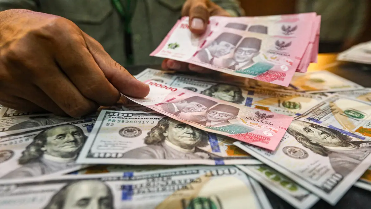 Karyawan menghitung uang pecahan rupiah dan dolar Amerika Serikat (AS) di gerai penukaran mata uang asing Dolar Asia, Jakarta, Selasa (12/5/2026). Nilai tukar rupiah terhadap dolar AS ditutup melemah pada akhir perdagangan, Selasa (12/5/2026). (Salman Toy