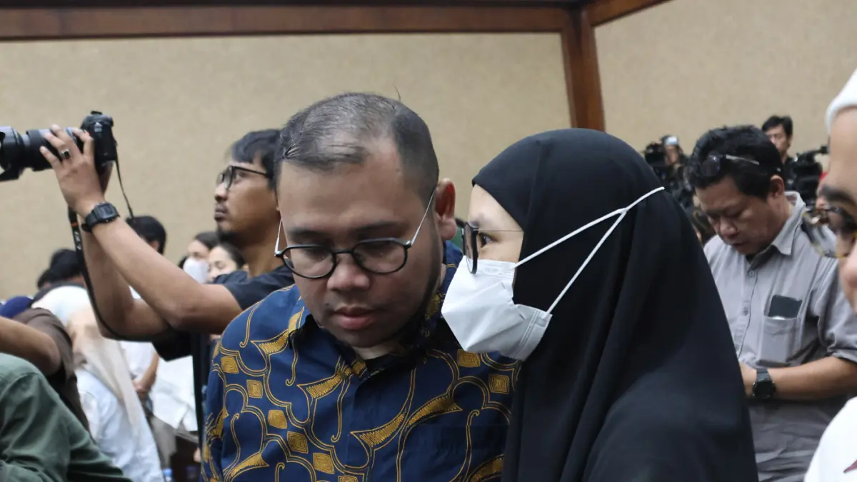 Terdakwa kasus dugaan korupsi pengadaan laptop berbasis Chromebook di Kemendikbudristek tahun 2019-2022 Ibrahim Arief alias Ibam Bersama istrinya usai menjalani sidang putusan di Pengadilan Tipikor, Jakarta, Selasa (12/5/2026). (Dery Ridwansah/ JawaPos.co