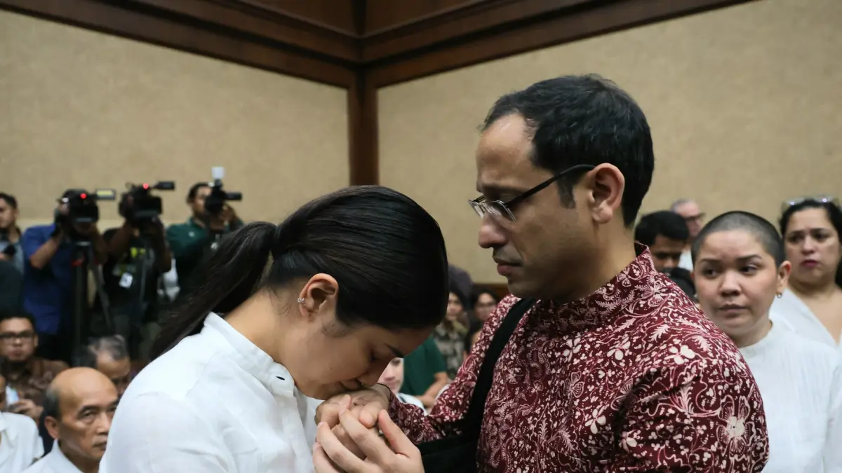 Mantan Mendikbudristek Nadiem Anwar Makarim memeluk sang istri saat menjalani sidang tuntutan dalam kasus dugaan korupsi pengadaan laptop Chromebook dan Chrome Device Management (CDM) di Pengadilan Tipikor, Jakarta, Rabu (13/5/2026). (Dery Ridwansah/ Jawa