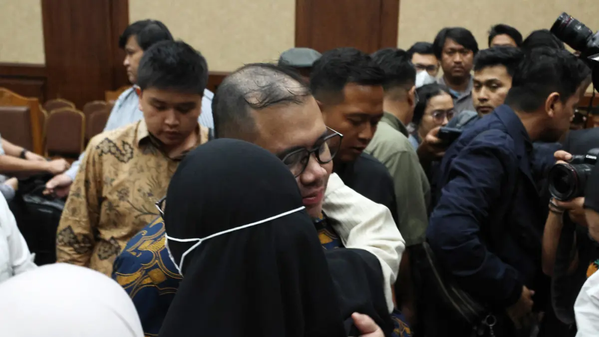 Terdakwa kasus dugaan korupsi pengadaan laptop berbasis Chromebook di Kemendikbudristek tahun 2019-2022 Ibrahim Arief alias Ibam memeluk istrinya usai menjalani sidang putusan di Pengadilan Tipikor, Jakarta, Selasa (12/5/2026). (Dery Ridwansah/ JawaPos.co