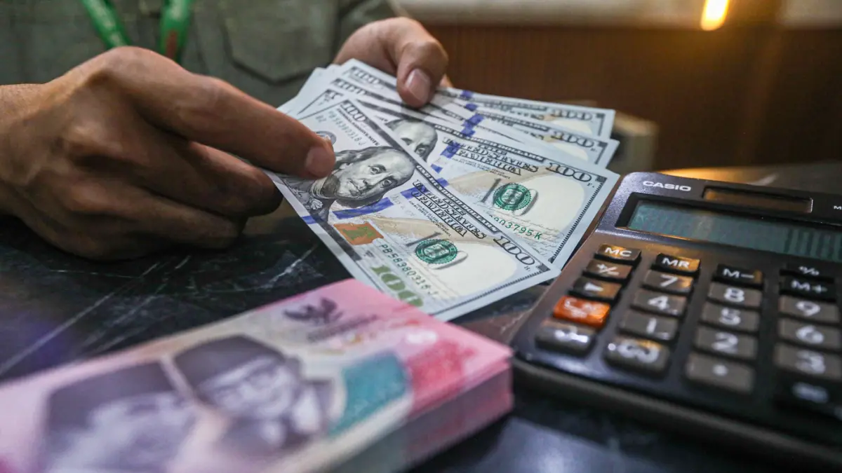 Karyawan menghitung uang pecahan rupiah dan dolar Amerika Serikat (AS) di gerai penukaran mata uang asing Dolar Asia, Jakarta, Selasa (12/5/2026). Nilai tukar rupiah terhadap dolar AS ditutup melemah pada akhir perdagangan, Selasa (12/5/2026). (Salman Toy