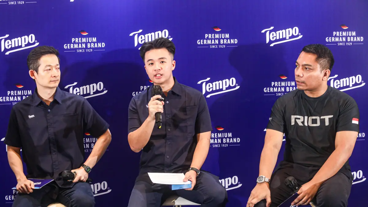 (Ki-Ka) Head of Marketing PT Vinda International Indonesia Andrew Soendjojo, Brand Manager Tempo PT Vinda International Indonesia Kevin Juanito dan Perwakilan RIOT Indonesia Agung Triyudanta saat konferensi pers Road to Marathon in Berlin 2026 di Jakarta,