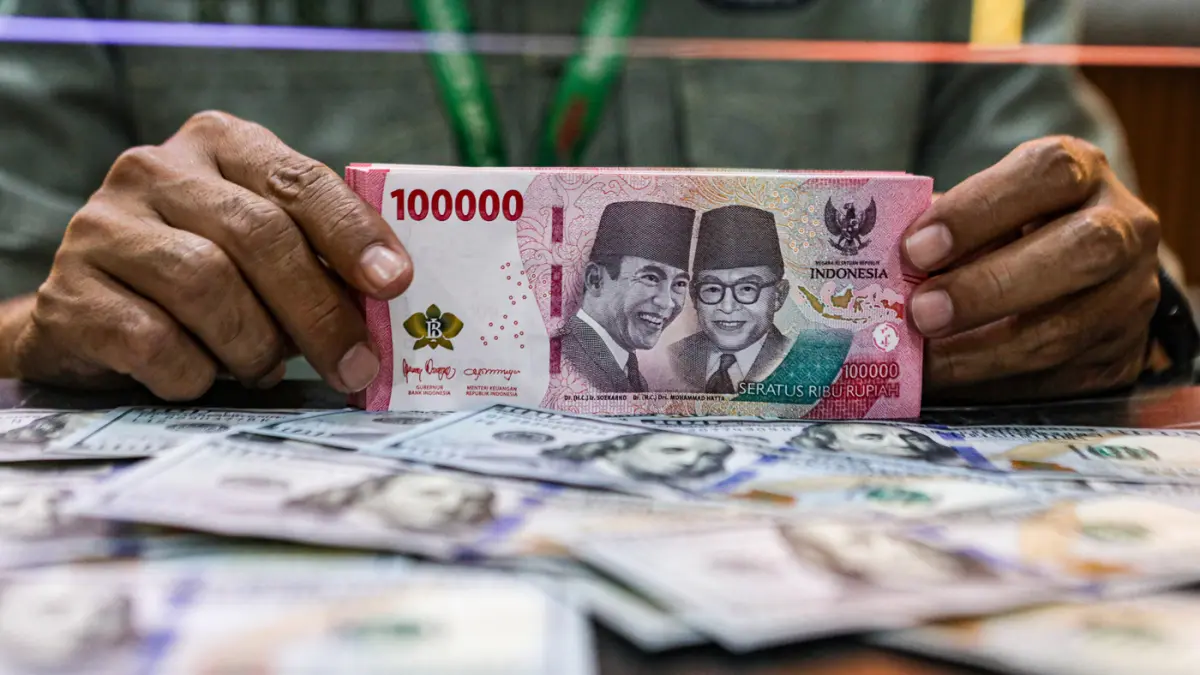 Karyawan menghitung uang pecahan rupiah dan dolar Amerika Serikat (AS) di gerai penukaran mata uang asing Dolar Asia, Jakarta, Selasa (12/5/2026). Nilai tukar rupiah terhadap dolar AS ditutup melemah pada akhir perdagangan, Selasa (12/5/2026). (Salman Toy