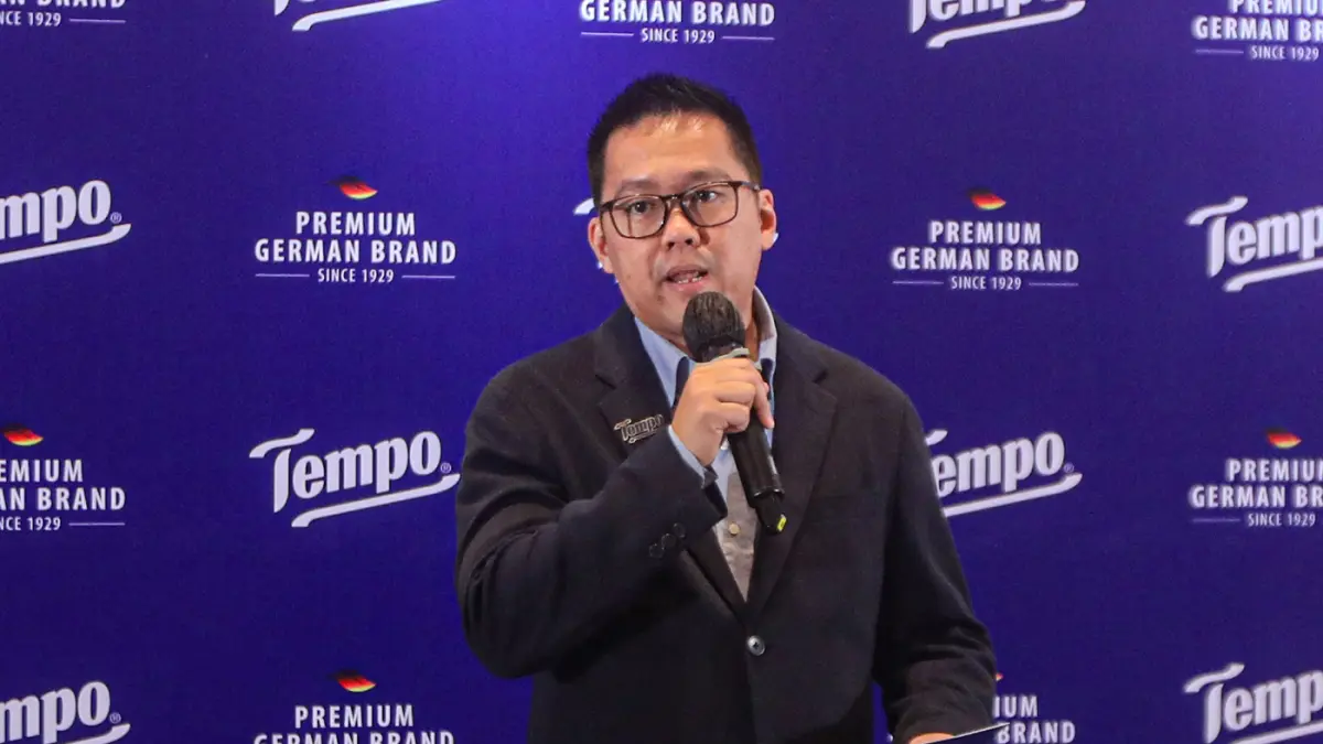 Country Head PT Vinda International Indonesia Abraham Nandiwardhana memberikan paparan saat konferensi pers Road to Marathon in Berlin 2026 di Jakarta, Selasa (12/5/2026). (Salman Toyibi/Jawa Pos)