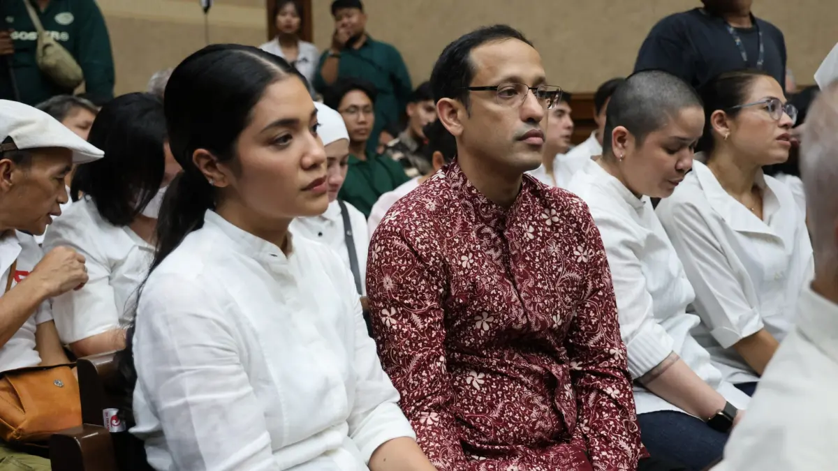 Mantan Mendikbudristek Nadiem Anwar Makarim bersama sang istri saat menjalani sidang tuntutan dalam kasus dugaan korupsi pengadaan laptop Chromebook dan Chrome Device Management (CDM) di Pengadilan Tipikor, Jakarta, Rabu (13/5/2026). (Dery Ridwansah/ Jawa