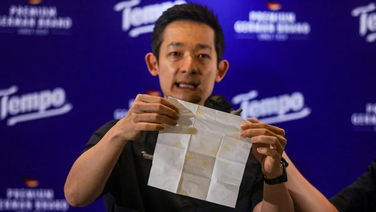 Head of Marketing PT Vinda International Indonesia Andrew Soendjojo menunjukan kekuatan produk tisu tempo saat konferensi pers Road to Marathon in Berlin 2026 di Jakarta, Selasa (12/5/2026). (Salman Toyibi/Jawa Pos)