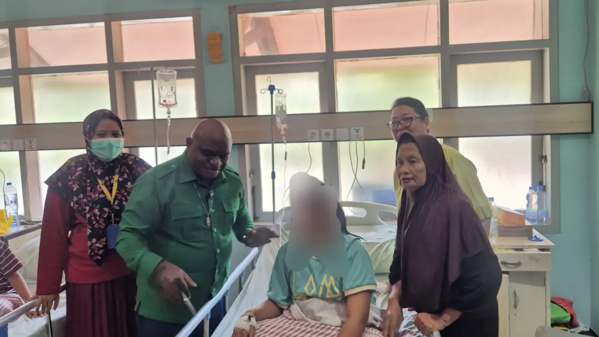 Menteri HAM Natalius Pigai Jenguk Korban Keracunan MBG di Surabaya - Image