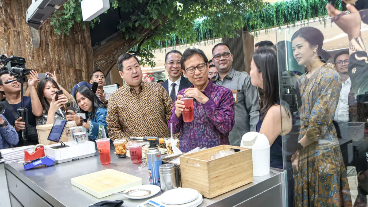 Menteri Kesehatan Budi Gunadi Sadikin (tengah) melihat minuman berpemanis usai penandatangan MoU Nutri-Level pada produk minuman di Lippo Malls Nusantara, Jakarta, Selasa (12/05/2026). (Hanung Hambara/Jawa Pos)