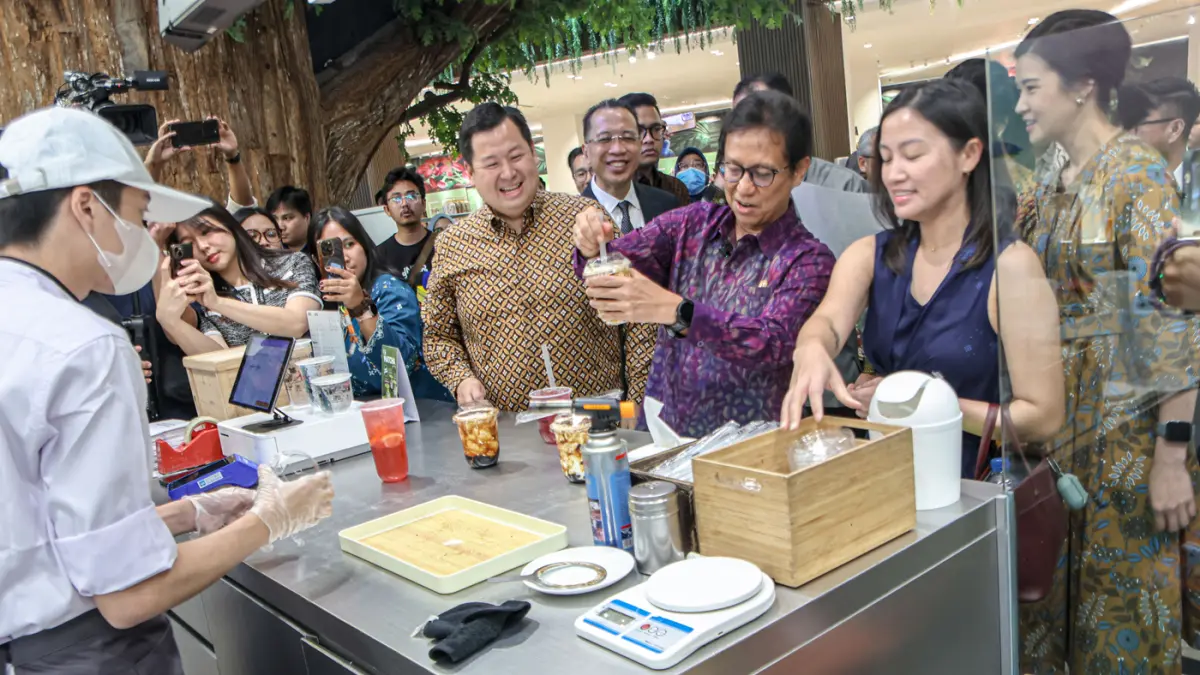 Menteri Kesehatan Budi Gunadi Sadikin (tengah) melihat minuman berpemanis usai penandatangan MoU Nutri-Level pada produk minuman di Lippo Malls Nusantara, Jakarta, Selasa (12/05/2026). (Hanung Hambara/Jawa Pos)
