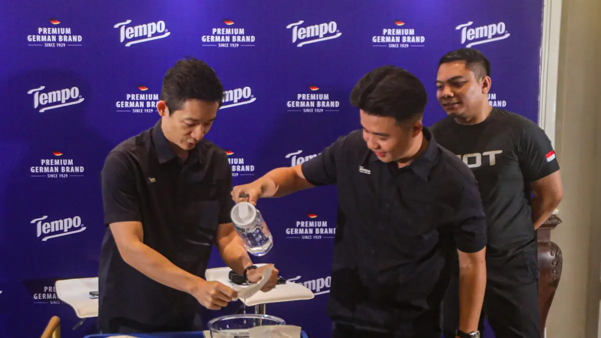 (Ki-Ka) Head of Marketing PT Vinda International Indonesia Andrew Soendjojo, Brand Manager Tempo PT Vinda International Indonesia Kevin Juanito dan Perwakilan RIOT Indonesia Agung Triyudanta menunjukan demonstrasi produk saat konferensi pers Road to Marat