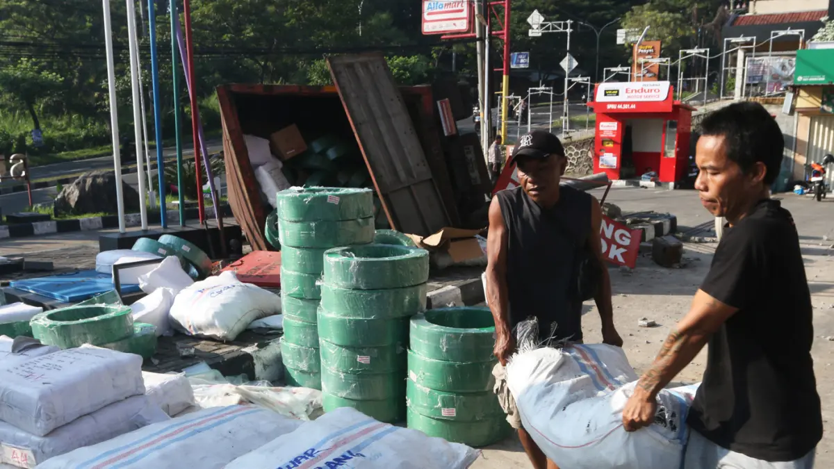 Kecelakaan di Semarang, Truk Boks Meluncur di Tanjakan Silayur Tabrak SPBU Truk boks bermuatan paket kecelakaan di Tanjakan Silayur, Jalan Prof. Hamka, Kecamatan Ngaliyan, Kota Semarang, Jawa Tengah, Rabu (13/5/2026) pagi. (Nur Chamim/ Jawa Pos Radar Sema