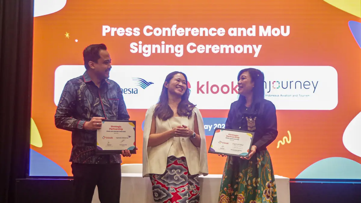 General Manager Klook Singapore, Indonesia, Malaysia dan Thailand Sarah Wan (tengah), Direktur Komersial InJourney Veronica H. Sisilia (kanan), dan Miles & Ancillary Group Head Garuda Indonesia Purwa Adi Gurnita (kiri) menunjukkan berkas perjanjian kerjas