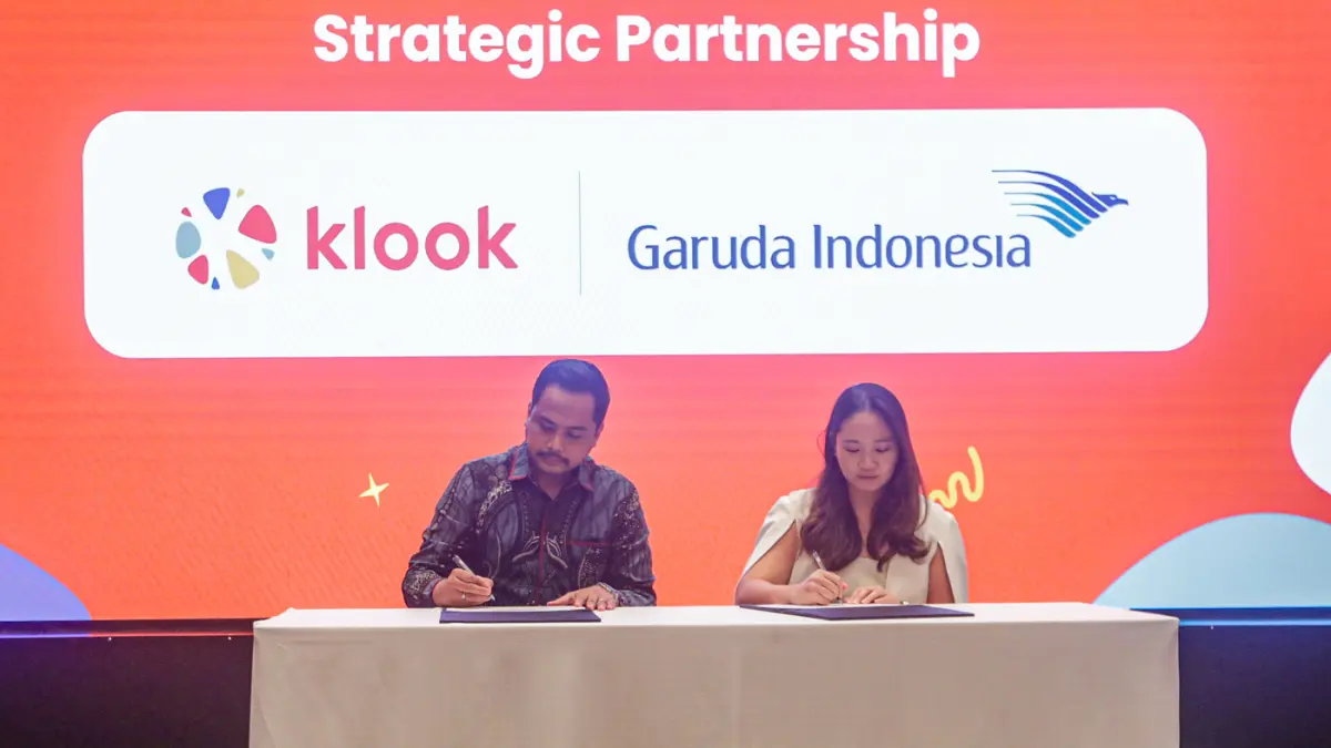 General Manager Klook Singapore, Indonesia, Malaysia dan Thailand Sarah Wan (kanan) dan Miles & Ancillary Group Head Garuda Indonesia Purwa Adi Gurnita (kiri) menandatangani perjanjian kerjasama saat peluncuran kolaborasi strategis layanan digital di Jaka