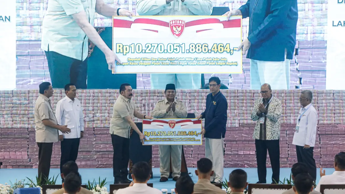 Presiden RI Prabowo Subianto (tengah) menyaksikan simbolisasi Penyerahan Denda Administrasi dan Lahan Kawasan Hutan oleh Jaksa Agung ST Burhanuddin (ketiga kiri) kepada Menteri Keuangan Purbaya Yudhi Sadewa (ketiga kanan) di Kejaksaan Agung, Jakarta, Rabu