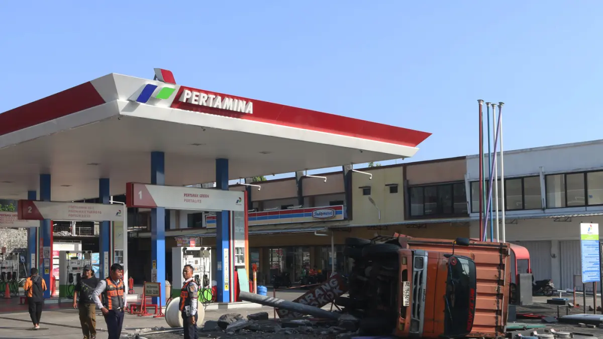 Kecelakaan di Semarang, Truk Boks Meluncur di Tanjakan Silayur Tabrak SPBU Truk boks bermuatan paket kecelakaan di Tanjakan Silayur, Jalan Prof. Hamka, Kecamatan Ngaliyan, Kota Semarang, Jawa Tengah, Rabu (13/5/2026) pagi. (Nur Chamim/ Jawa Pos Radar Sema