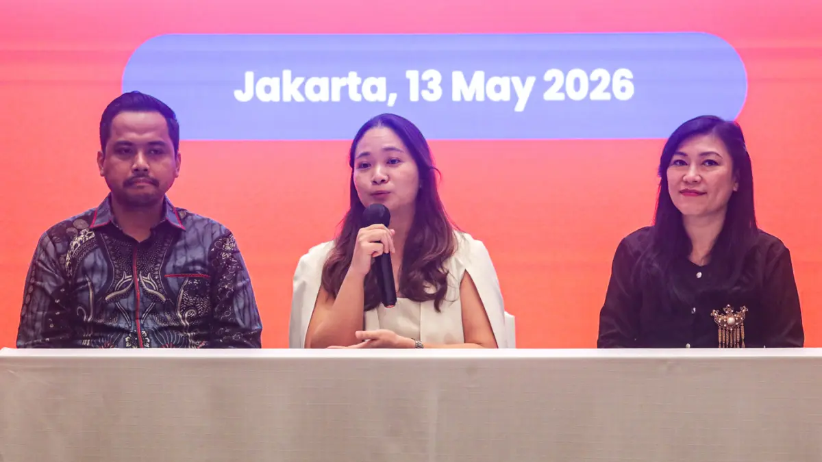 General Manager Klook Singapore, Indonesia, Malaysia dan Thailand Sarah Wan (tengah), Direktur Komersial InJourney Veronica H. Sisilia (kanan), dan Miles & Ancillary Group Head Garuda Indonesia Purwa Adi Gurnita (kiri) menyampaikan paparan saat peluncuran