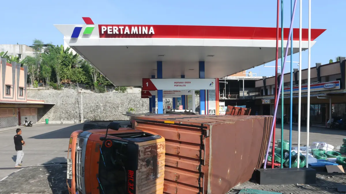 Kecelakaan di Semarang, Truk Boks Meluncur di Tanjakan Silayur Tabrak SPBU Truk boks bermuatan paket kecelakaan di Tanjakan Silayur, Jalan Prof. Hamka, Kecamatan Ngaliyan, Kota Semarang, Jawa Tengah, Rabu (13/5/2026) pagi. (Nur Chamim/ Jawa Pos Radar Sema
