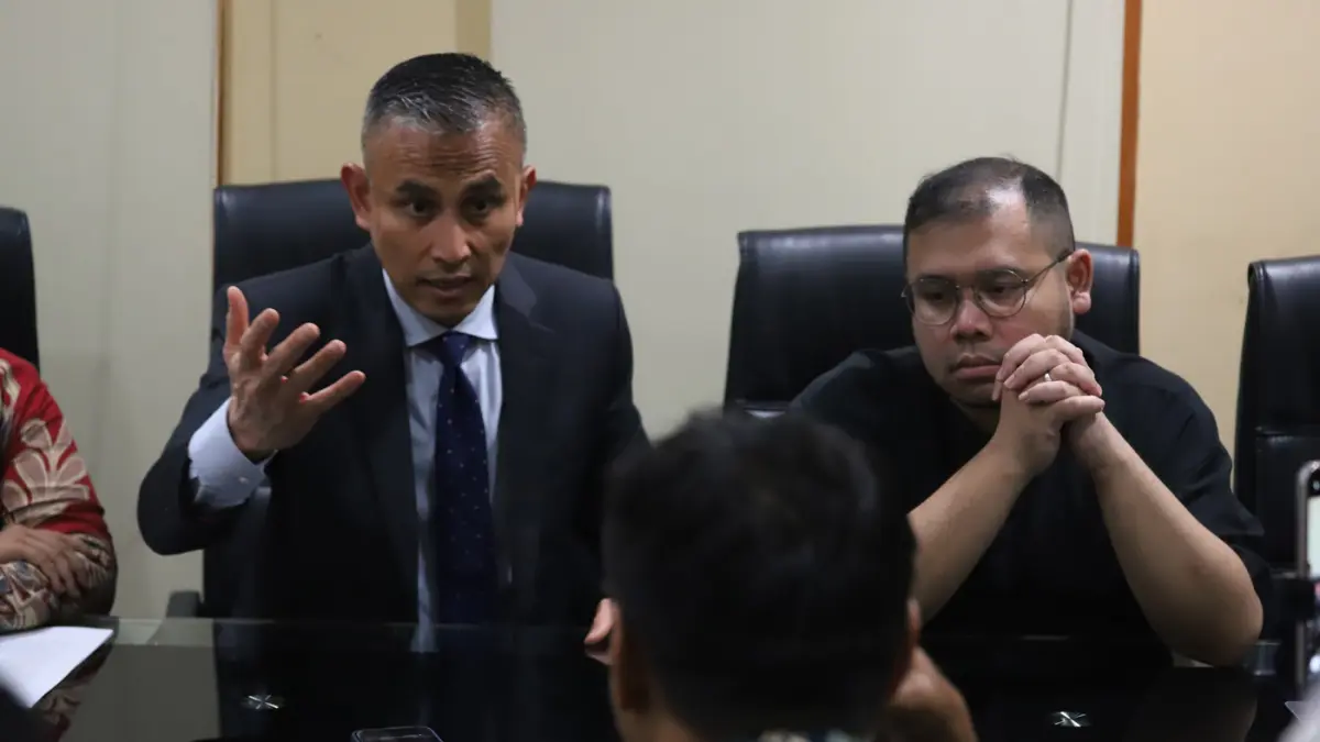 Mantan Konsultan Teknologi Informasi Kemendikbudristek Ibrahim Arief alias Ibam saat konferensi pers dengan awak media di Jakarta, Rabu (13/5/2026). (Dery Ridwansah/ JawaPos.com)