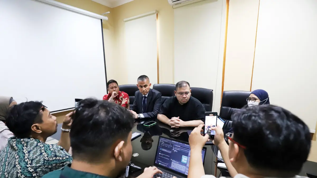 Mantan Konsultan Teknologi Informasi Kemendikbudristek Ibrahim Arief alias Ibam saat konferensi pers dengan awak media di Jakarta, Rabu (13/5/2026). (Dery Ridwansah/ JawaPos.com)