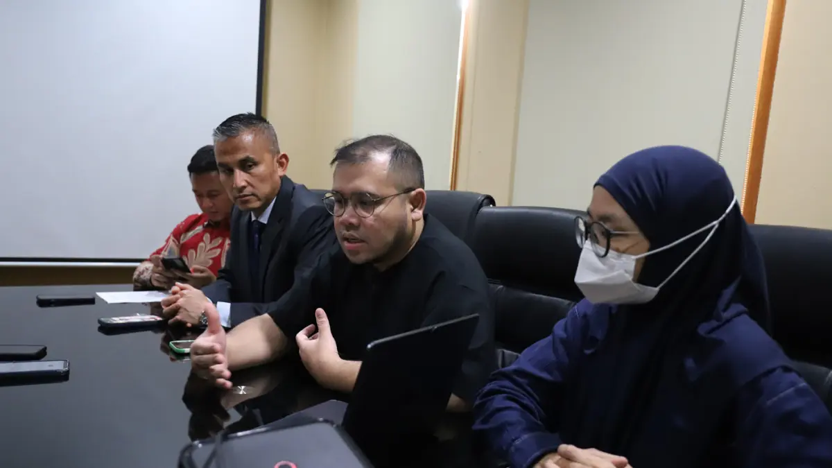 Mantan Konsultan Teknologi Informasi Kemendikbudristek Ibrahim Arief alias Ibam saat konferensi pers dengan awak media di Jakarta, Rabu (13/5/2026). (Dery Ridwansah/ JawaPos.com)