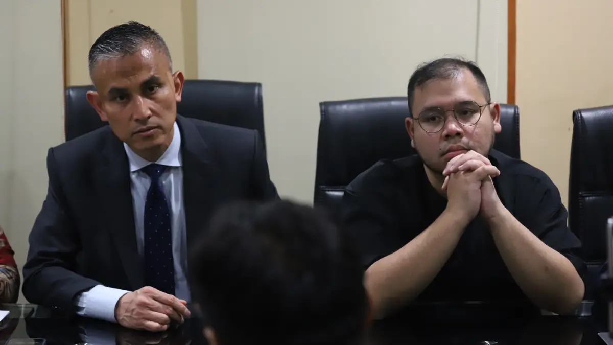 Mantan Konsultan Teknologi Informasi Kemendikbudristek Ibrahim Arief alias Ibam saat konferensi pers dengan awak media di Jakarta, Rabu (13/5/2026). (Dery Ridwansah/ JawaPos.com)