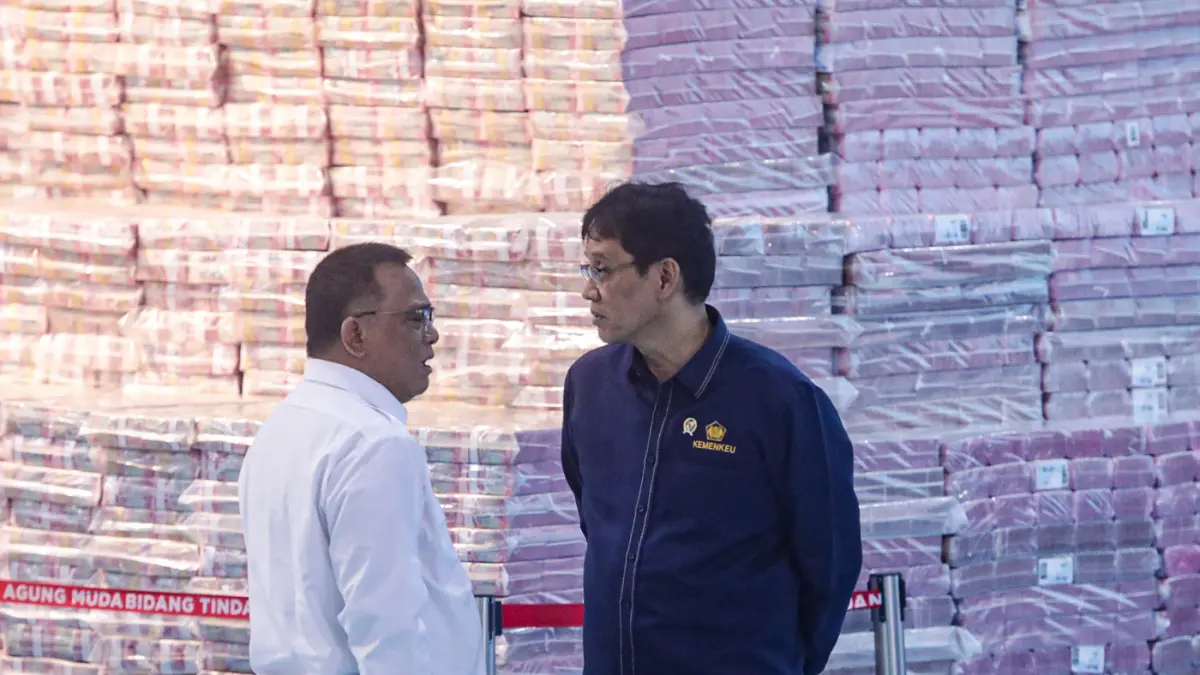 Menteri Keuangan Purbaya Yudhi Sadewa (kanan) berbincang dengan Menteri Lingkungan Hidup Jumhur Hidayat (kiri) pada acara Penyerahan Denda Administrasi dan Lahan Kawasan Hutan di Kejaksaan Agung, Jakarta, Rabu (13/5/2026). (Salman Toyibi/Jawa Pos)