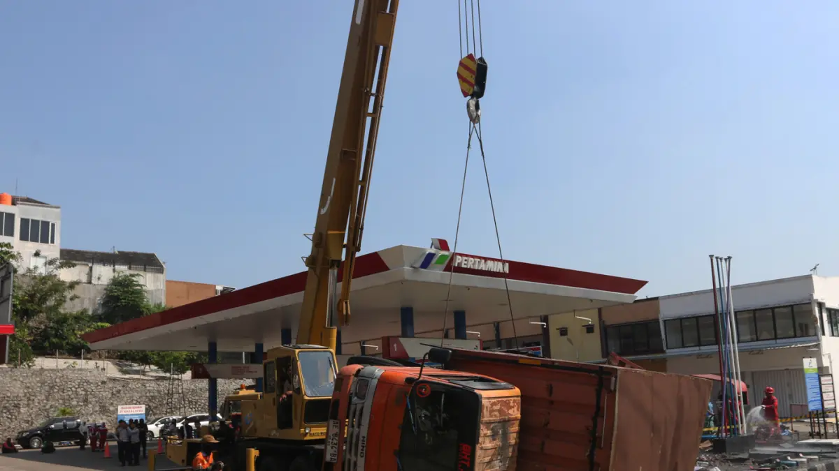Kecelakaan di Semarang, Truk Boks Meluncur di Tanjakan Silayur Tabrak SPBU Truk boks bermuatan paket kecelakaan di Tanjakan Silayur, Jalan Prof. Hamka, Kecamatan Ngaliyan, Kota Semarang, Jawa Tengah, Rabu (13/5/2026) pagi. (Nur Chamim/ Jawa Pos Radar Sema
