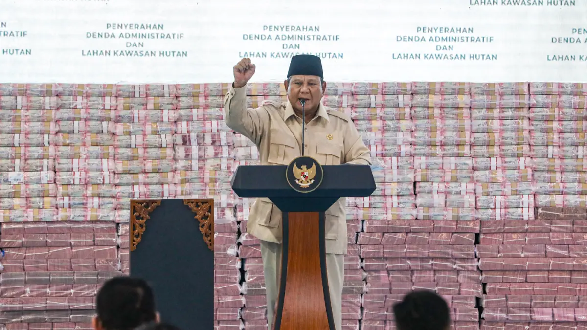 Presiden RI Prabowo Subianto memberikan arahan pada acara Penyerahan Denda Administrasi dan Lahan Kawasan Hutan di Kejaksaan Agung, Jakarta, Rabu (13/5/2026). (Salman Toyibi/Jawa Pos)