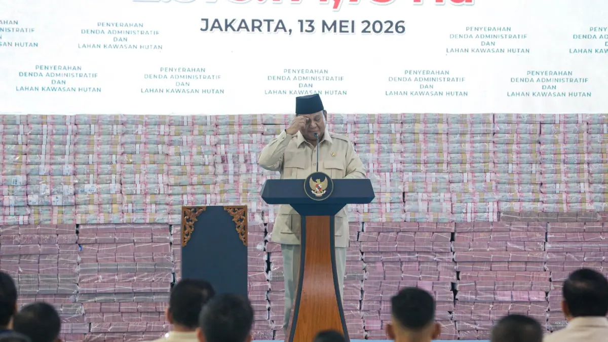 Presiden RI Prabowo Subianto memberikan arahan pada acara Penyerahan Denda Administrasi dan Lahan Kawasan Hutan di Kejaksaan Agung, Jakarta, Rabu (13/5/2026). (Salman Toyibi/Jawa Pos)