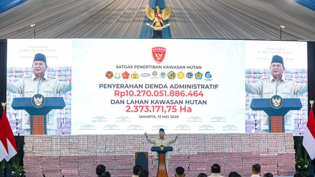 Presiden RI Prabowo Subianto memberikan arahan pada acara Penyerahan Denda Administrasi dan Lahan Kawasan Hutan di Kejaksaan Agung, Jakarta, Rabu (13/5/2026). (Salman Toyibi/Jawa Pos)
