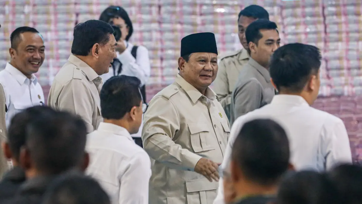 Presiden RI Prabowo Subianto menyapa tamu undangan pada acara Penyerahan Denda Administrasi dan Lahan Kawasan Hutan di Kejaksaan Agung, Jakarta, Rabu (13/5/2026). (Salman Toyibi/Jawa Pos)