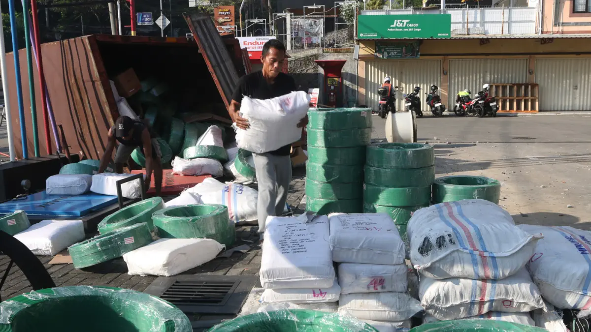 Kecelakaan di Semarang, Truk Boks Meluncur di Tanjakan Silayur Tabrak SPBU Truk boks bermuatan paket kecelakaan di Tanjakan Silayur, Jalan Prof. Hamka, Kecamatan Ngaliyan, Kota Semarang, Jawa Tengah, Rabu (13/5/2026) pagi. (Nur Chamim/ Jawa Pos Radar Sema