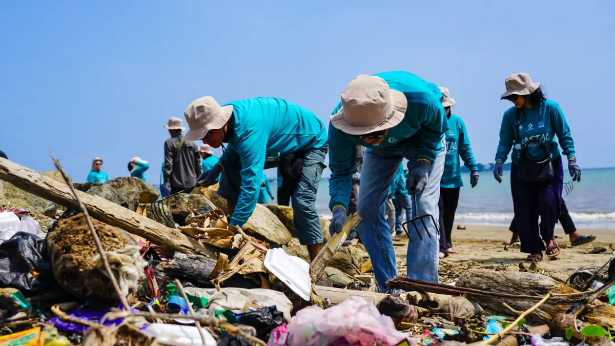 Aksi Bersih-Bersih Pantai Pandeglang - Image