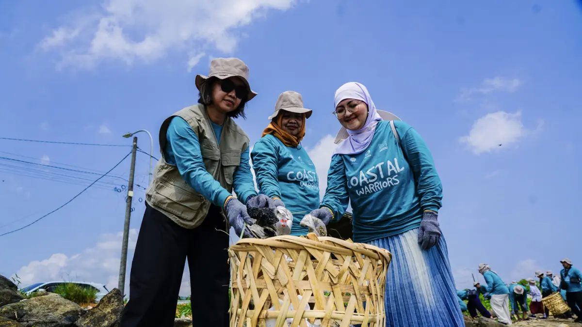 Sejumlah peserta yang tergabung dalam Nestle Coastal Warriors membersihkan sampah yang berserakan di Pesisir Desa Sumberjaya, Kecamatan Sumur, Kabupaten Pandeglang.