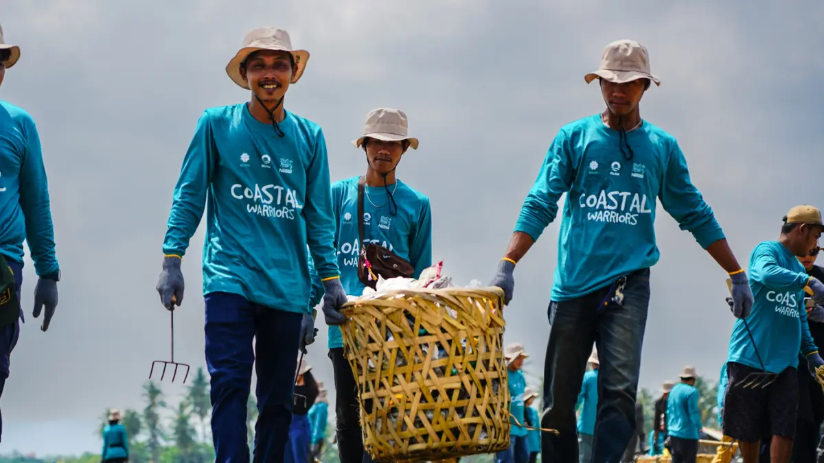 Sejumlah peserta yang tergabung dalam Nestle Coastal Warriors membersihkan sampah yang berserakan di Pesisir Desa Sumberjaya, Kecamatan Sumur, Kabupaten Pandeglang.