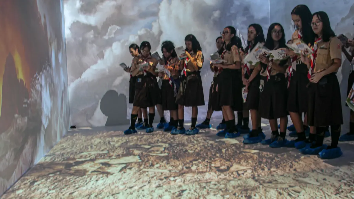 Sejumlah siswa melihat pertunjukan imersif perjalanan Yesus di Gereja Santo Yohanes, Jakarta, Rabu (13/05/2026). (Hanung Hambara/Jawa Pos)