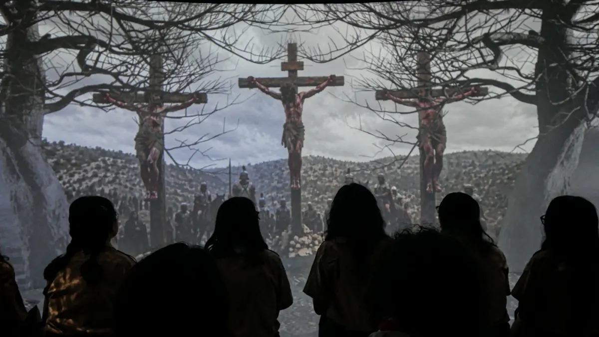 Sejumlah siswa melihat pertunjukan imersif perjalanan Yesus di Gereja Santo Yohanes, Jakarta, Rabu (13/05/2026). (Hanung Hambara/Jawa Pos)
