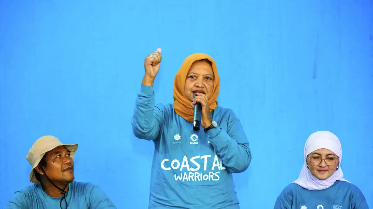 Sekretaris Dinas Perikanan Kabupaten Pandeglang, Onah menyampaikan sambutannya dalam agenda bersih-bersih Pesisir Desa Sumberjaya, Kecamatan Sumur, Kabupaten Pandeglang, Banten.